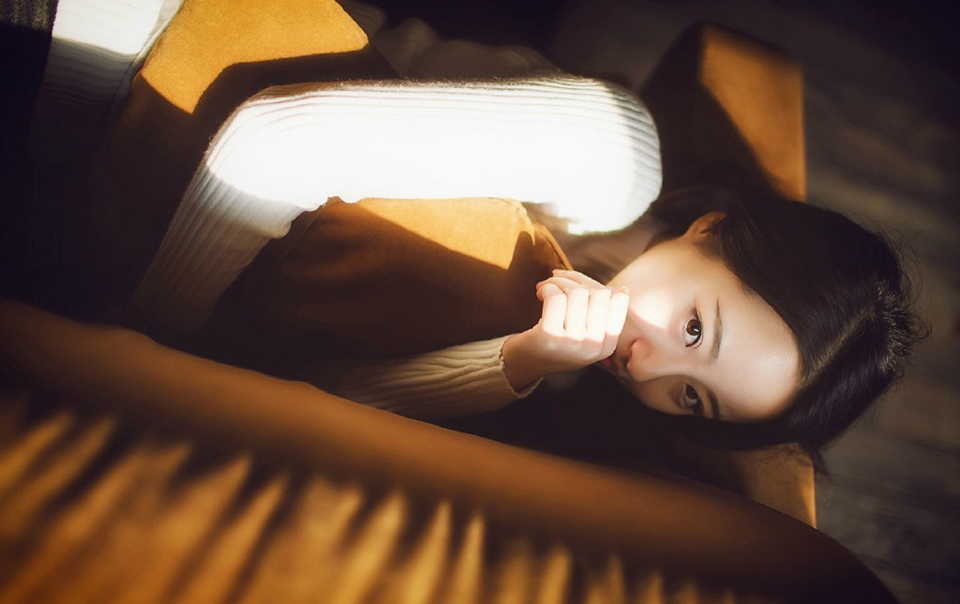 在爱情方面，人类有一大趋势。男人眼里的理想伴侣要像牛奶：越嫩越纯越好：女人眼里的理想伴侣要像奶牛：越壮越强越好，并且能让自己用最少的力挤出最多的奶。